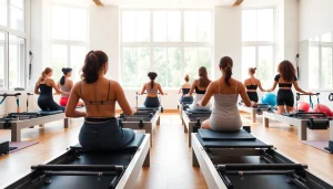 多様な参加者がいる明るいスタジオで推奨される練習を実演するピラティスセッション